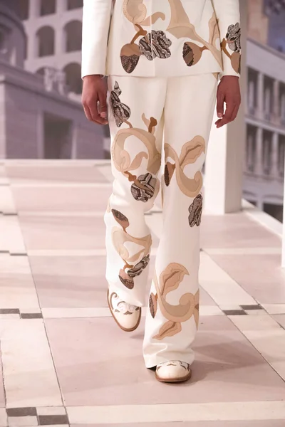 Look 18